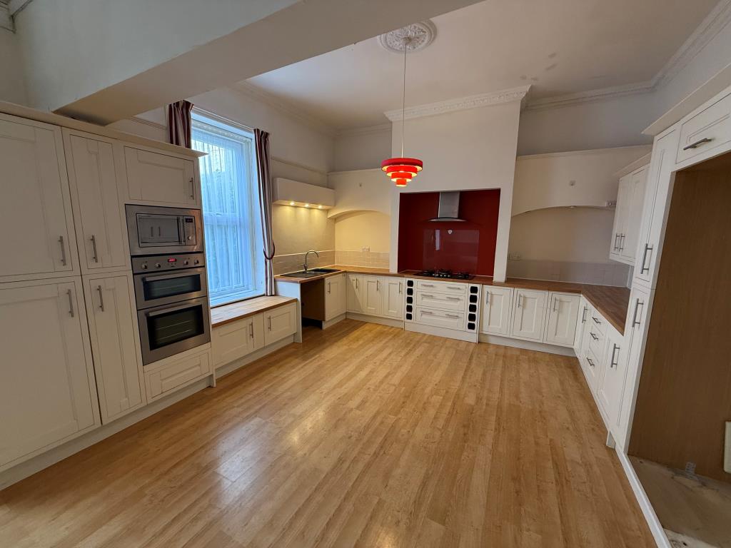 Lot: 133 - SIX SELF-CONTAINED FLATS IN BLOCK WITH STRUCTURAL ISSUES ON A LARGE PLOT WITH POTENTIAL - The kitchen in one of the flats